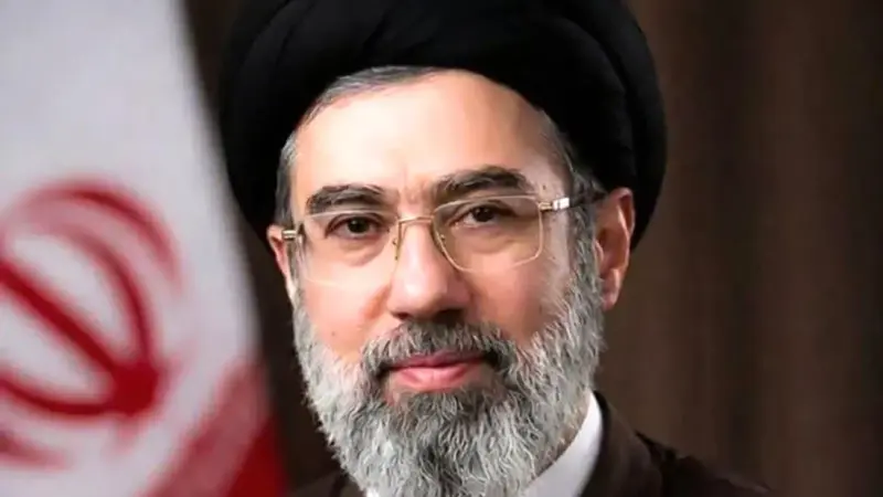 عکس های آیت الله مجتبی خامنه ای با خواهران و برادرانش از کودکی تا الان  / جوانی رهبری شهید را هم بین خانواده اش ببینید