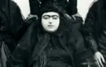 سفر به قاجار؛ فروغ‌الدوله دختر ناصرالدین شاه به همراه دخترانش با لباس درویشی - وب‌گردی
