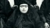 سفر به قاجار؛ فروغ‌الدوله دختر ناصرالدین شاه به همراه دخترانش با لباس درویشی