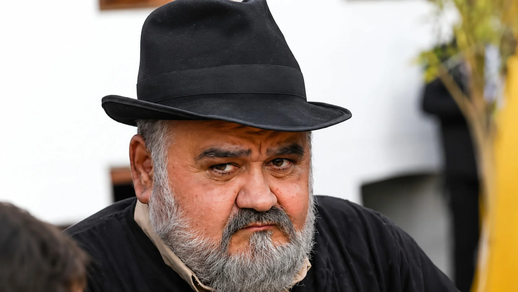 اکبر عبدی با لباس زنانه در پشت‌صحنه «آدم برفی» همه را شگفت‌زده کرد - وب‌گردی