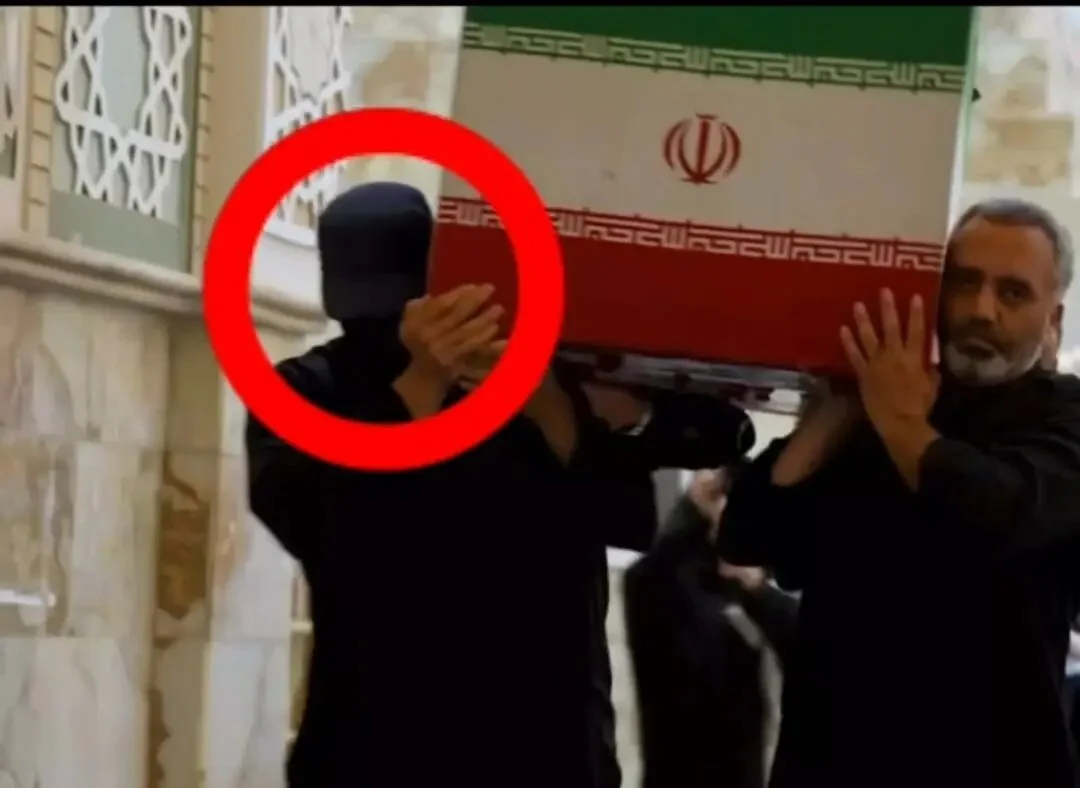 محمد جواد خامنه ای کیست؟ / هویت فرد سیاه پوش با چهره پوشیده در روز تشییع رهبر شهید انقلاب - وب‌گردی