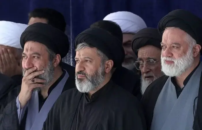 حضور فرزندان رهبر شهید در نماز بر پیکر پدر / حجج اسلام مصطفی، مسعود و میثم خامنه‌ای