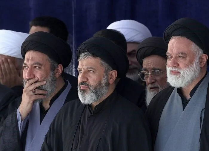 حضور فرزندان رهبر شهید در نماز بر پیکر پدر / حجج اسلام مصطفی، مسعود و میثم خامنه‌ای - وب‌گردی
