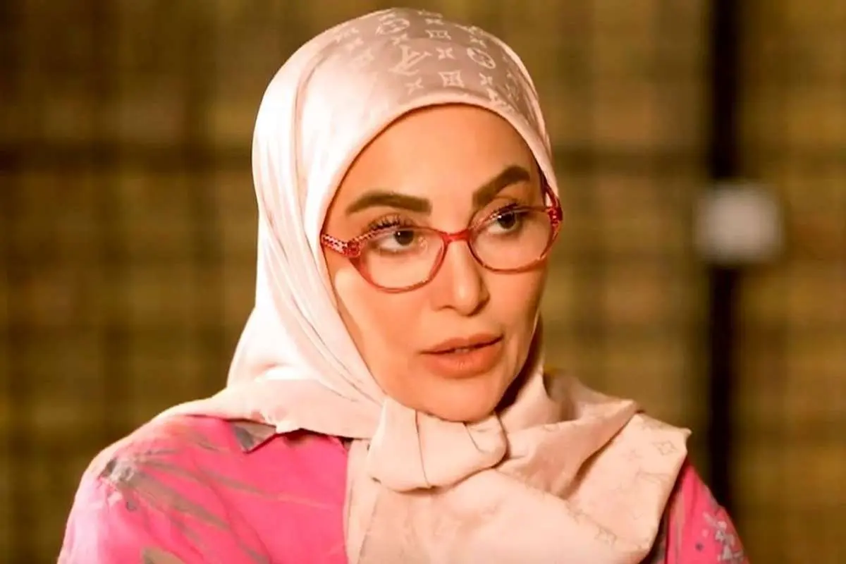 ژیلا صادقی مجری صدا و سیما در دیدار با رهبر شهید انقلاب - وب‌گردی