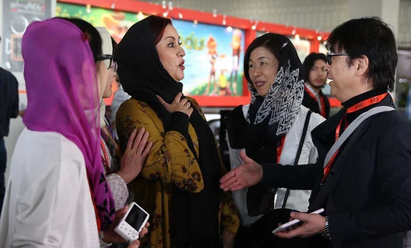 دست ندادن مریلا زارعی با مرد سینماگر چینی
