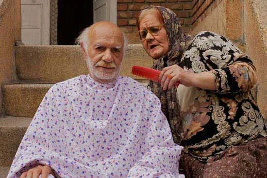 اکبر عبدی در نقش پیرزن