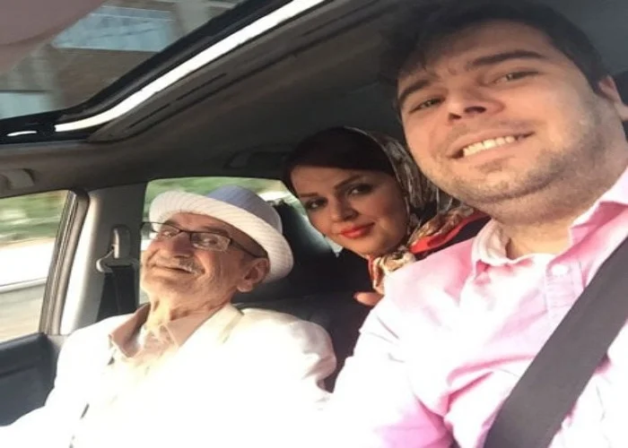 احمد پور مخبر در کنار فرزندانش