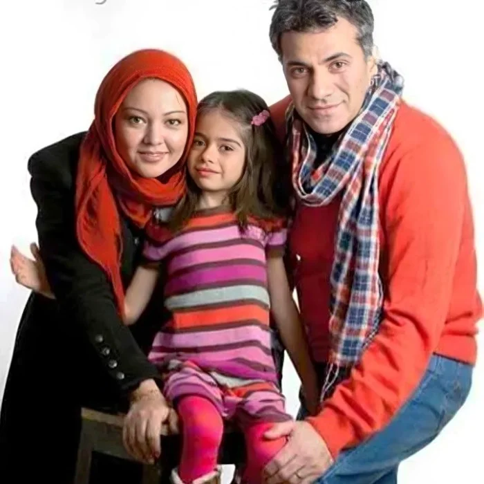 رزیتا غفاری در کنار همسر و فرزندش