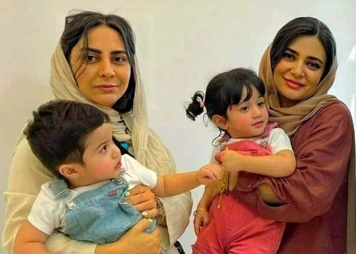 عکس لیندا کیانی و دوقلوهایش در کنار خواهرش
