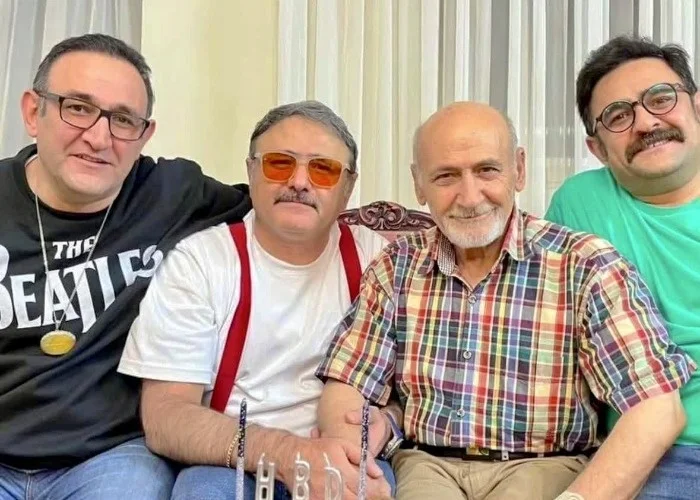 هادی عامل هاشمی در کنار پدر و برادرانش